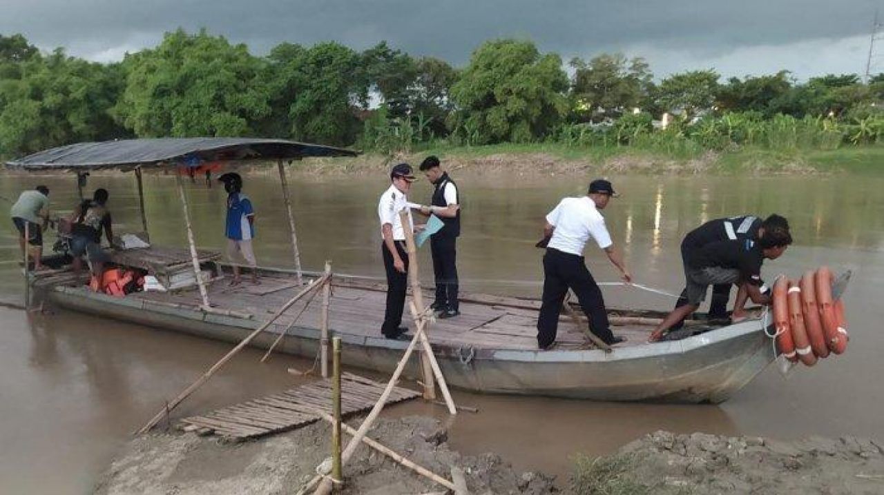 38 Perahu Penyeberangan di Bengawan Solo Dilegalkan