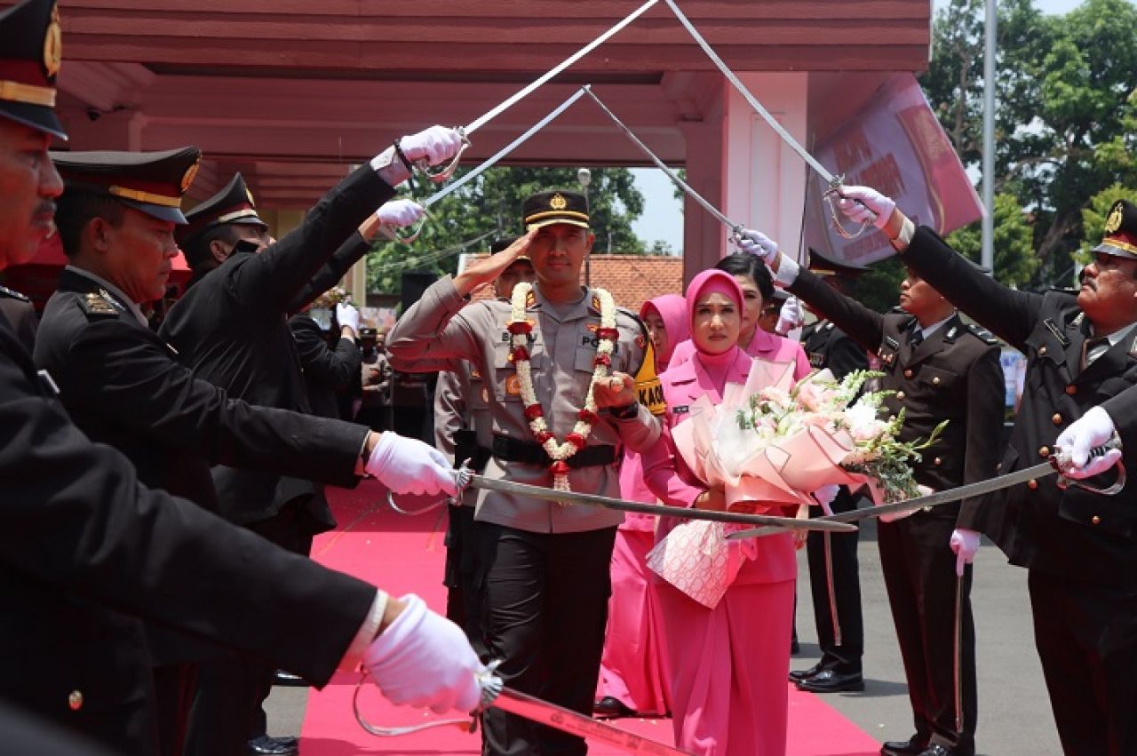Upacara Farewell Parade dan Tradisi Pedang Pora Penuh Haru Bahagia di Polres Pasuruan