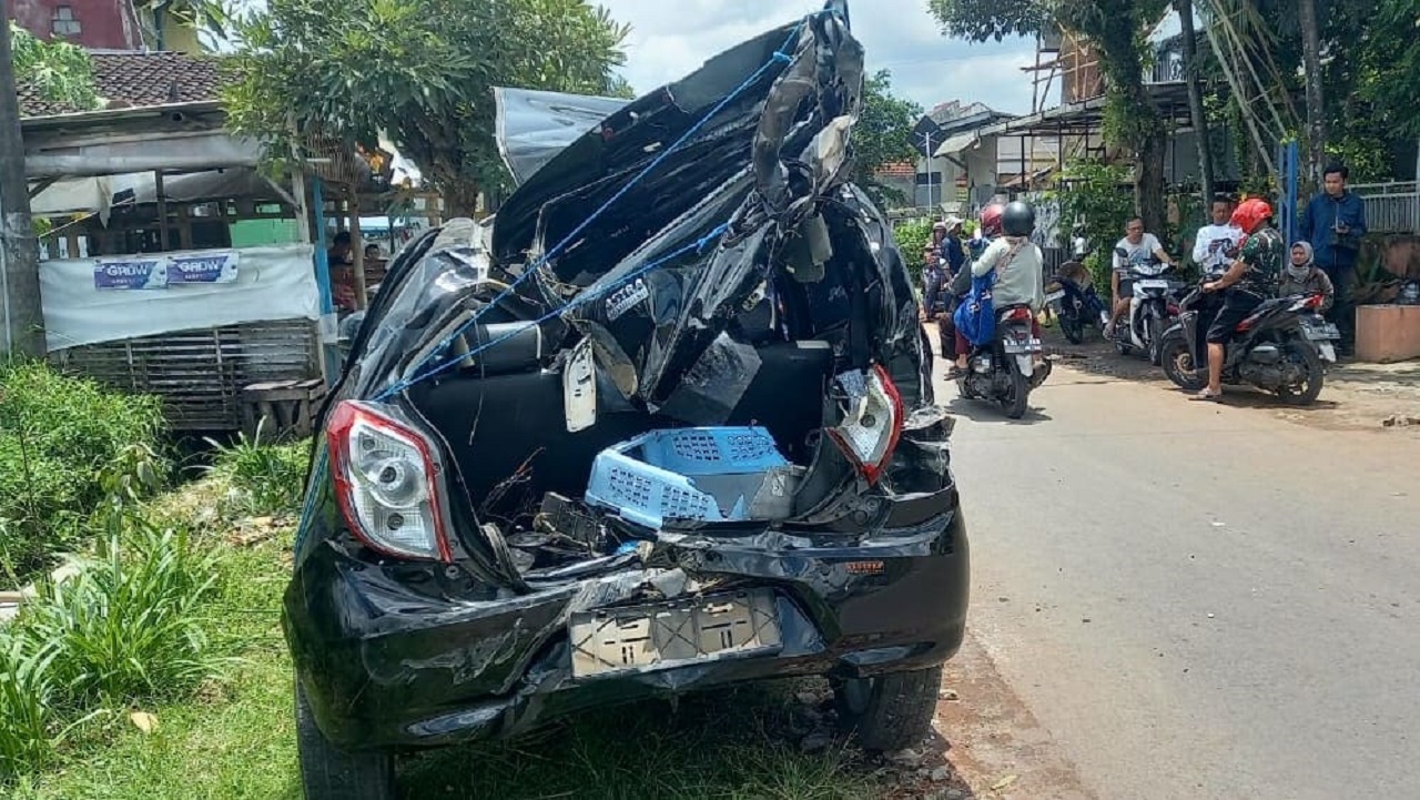 Adu Maut, Mobil Daihatsu Ayla vs Kereta Api Matarmaja di Malang Gegara Palang Pintu Tak Dijaga