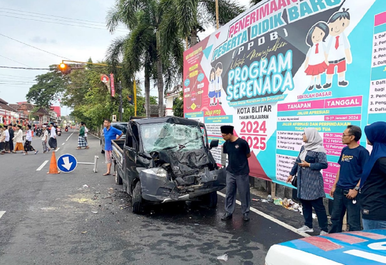 Kecelakaan Beruntun di Blitar: 1 Bus, 2 Sepeda Motor dan 1 Mobil Pikap Ringsek Parah