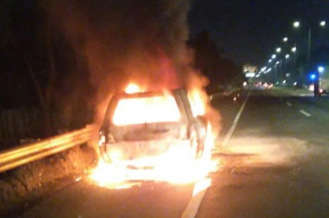 Mobil Land Cruiser Tiba-tiba Terbakar Hangus di Ruas Tol Waru, Penyebab Masih Misteri