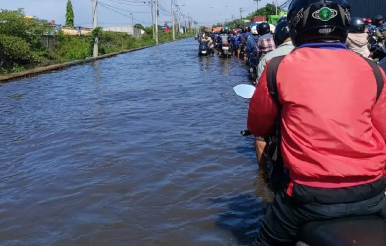 Diterjang Banjir hampir Separuh Ban Motor, Kawasan Margomulyo dan Branjangan Macet Parah