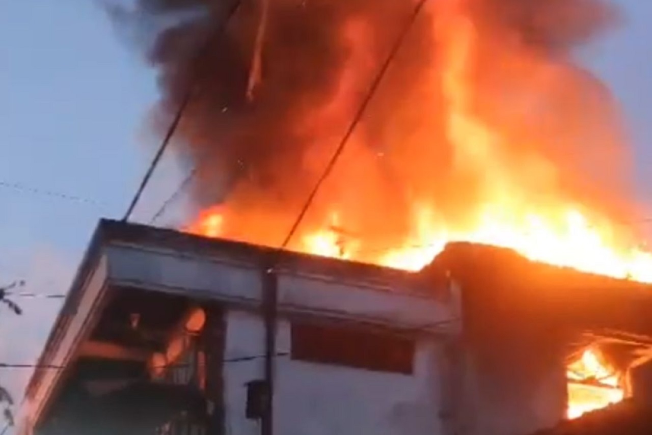 Dua Unit Rumah di Jalan Margodadi Surabaya Terbakar, Kerugian Ditaksir Ratusan Juta Rupiah