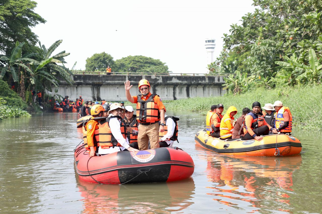 Operasi Tanggap Darurat Banjir, Adhy Karyono Berantas Eceng Gondok di Kali Buntung