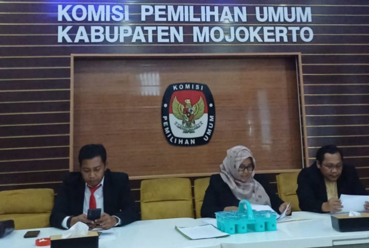 Terbukti Tak Netral, KPU Kabupaten Mojokerto Beri Sangsi Tegas Anggota KPPS Perning