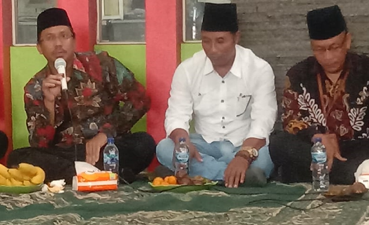 Bupati Sidoarjo H. Ahmad Muhdlor Ali Sidak Jalan yang akan Dibetonisasi di Desa Dukuhsari