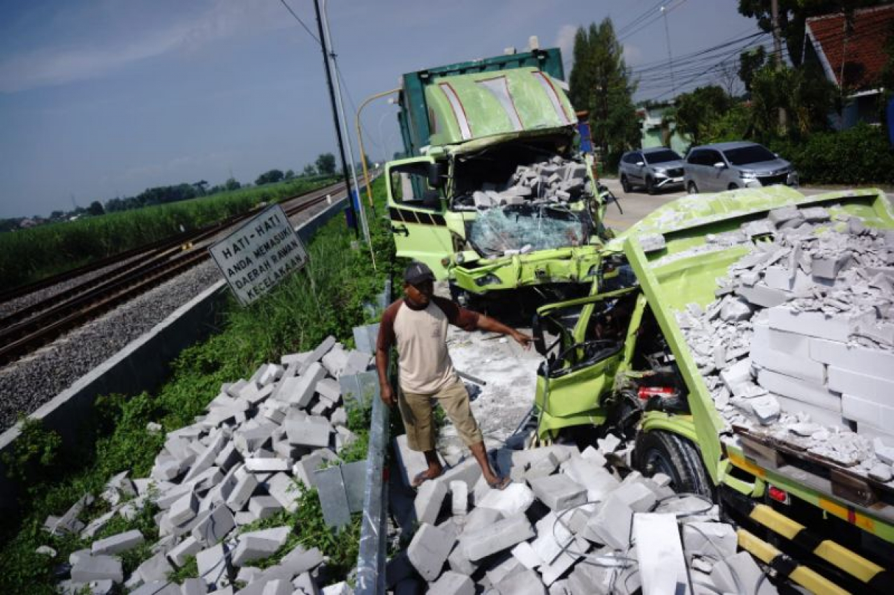 Diduga Mengantuk, Truk Muat Bata Ringan Hantam Truk Parkir di Jombang, 2 Orang Tewas