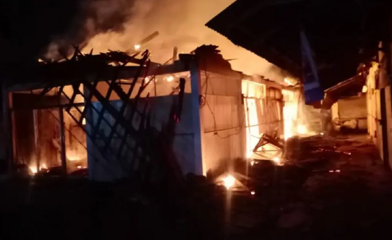 Diduga Korsleting Listrik, 10 Kios di Pasar Simpang Darmo Surabaya Terbakar Dini Hari