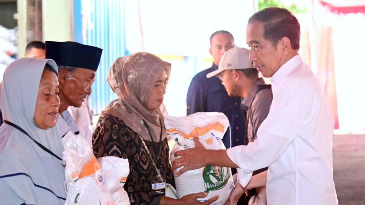 KPK Sarankan Bansos Berbentuk Uang, Bukan Barang, Jokowi Harus Dimakzulkan