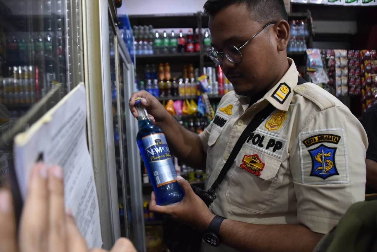 Razia Toko Kelontong Jual Minol Tanpa Izin, Satpol PP Surabaya Temukan 100 botol