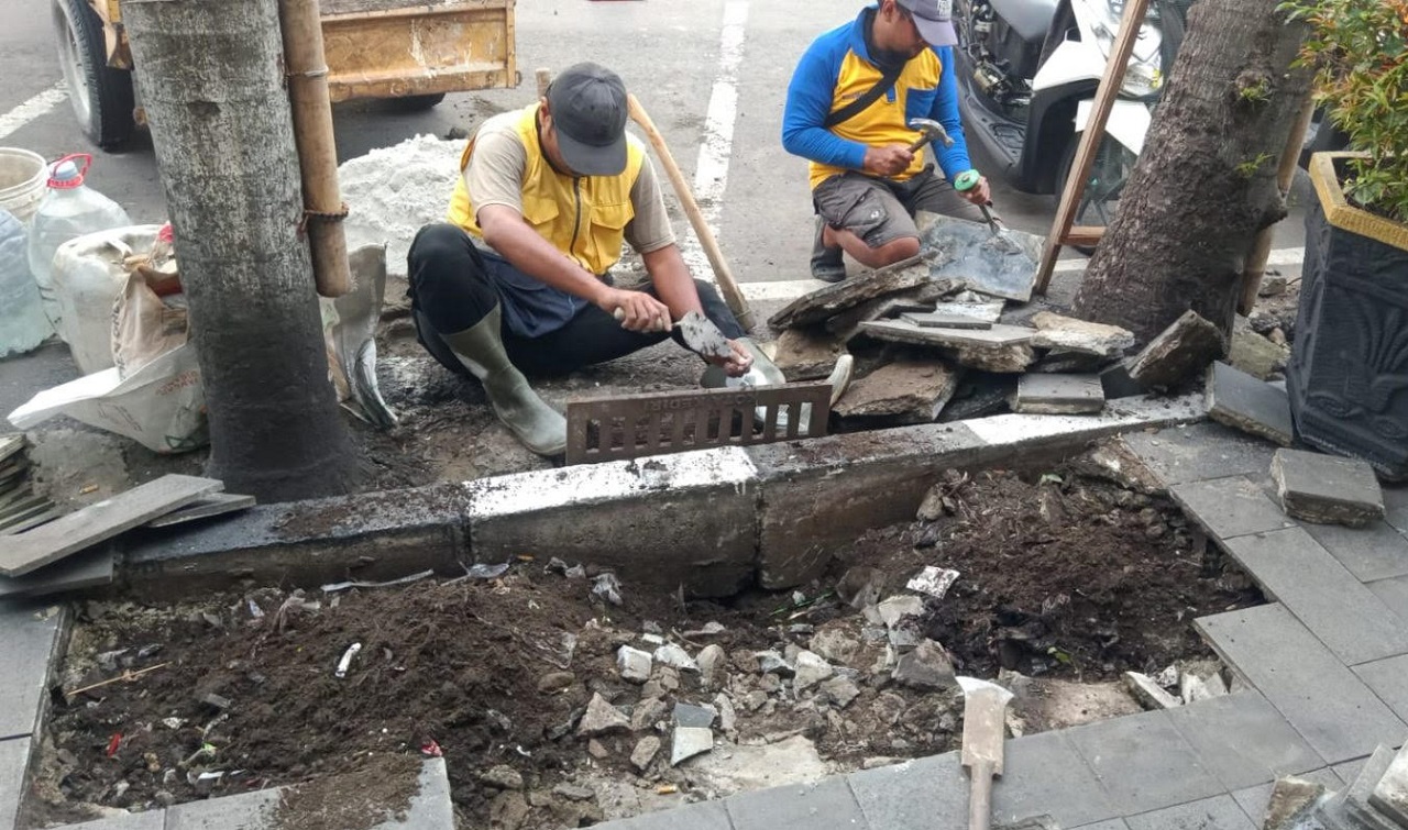 Perbaiki Trotoar, DPUPR Percantik Jalan Dhoho Kota Kediri