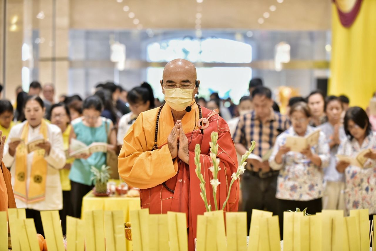 Beri Penghormatan Pada Leluhur, Seratus Umat Budha Ikuti Ritual Cheng Beng di Grand Heaven