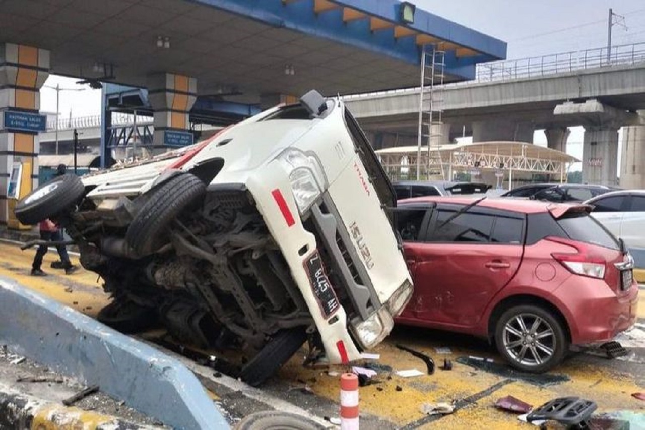 Kecelakaan Beruntun 6 Kendaraan Ringsek Parah di Gerbang Tol Halim Utama