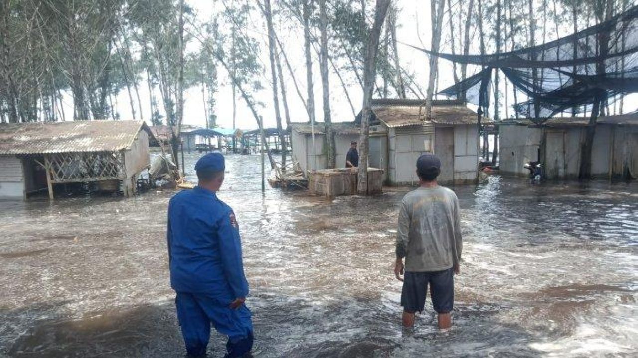 Pantai Cemara Jember Diterjang Banjir Rob