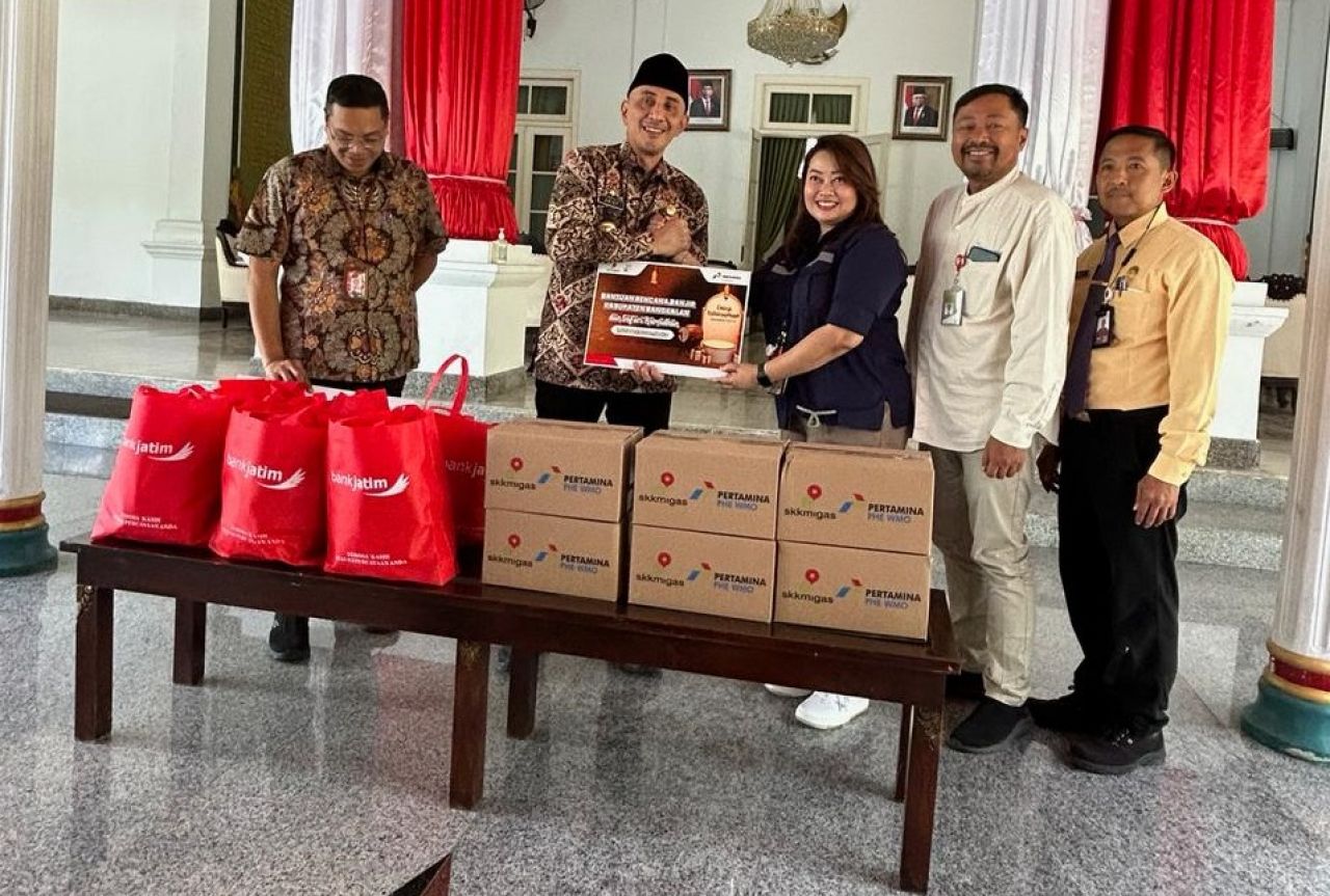 SKK Migas-PHE WMO Gelontor 1.000 Paket Sembako untuk Korban Banjir Bangkalan