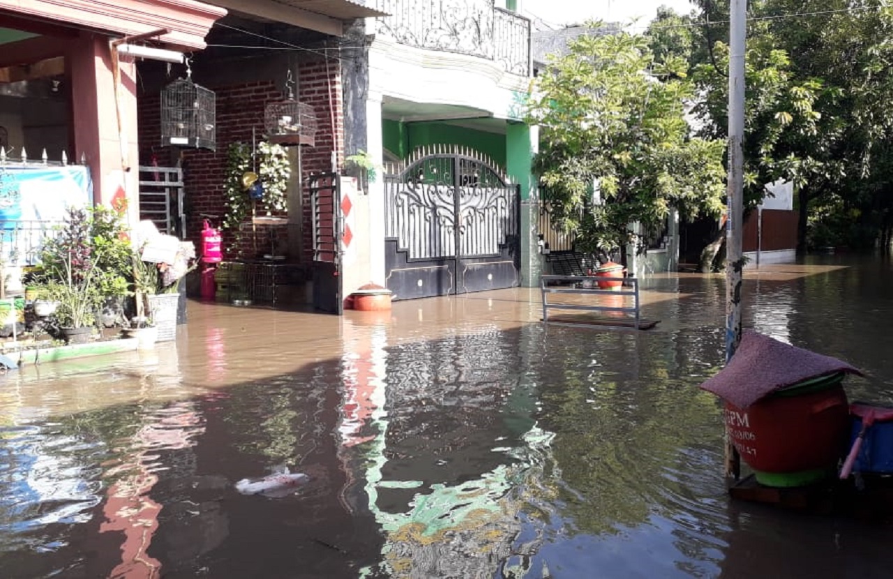 Intensitas Hujan Tinggi, Luapan Sungai Sadar Terjang Warga Perumahan Meri Kota Mojokerto