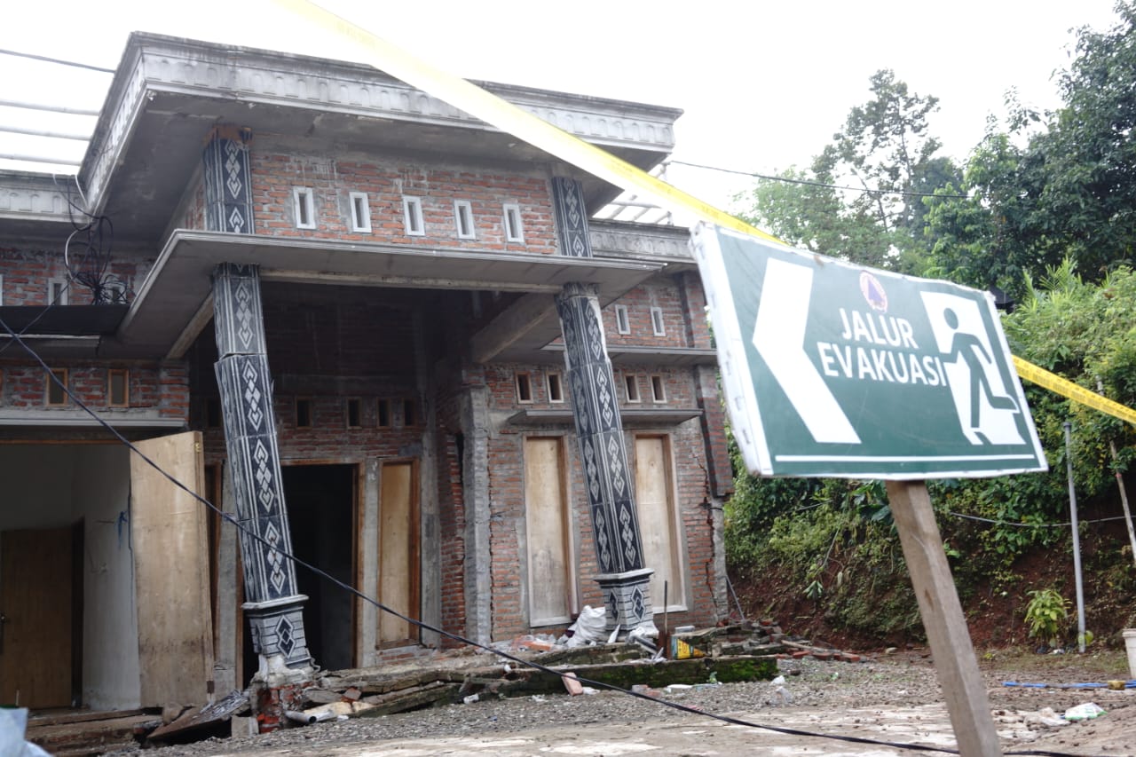 Bencana Tanah Bergerak di Jombang, 12 Rumah Rusak, Akses Jalan Amblas