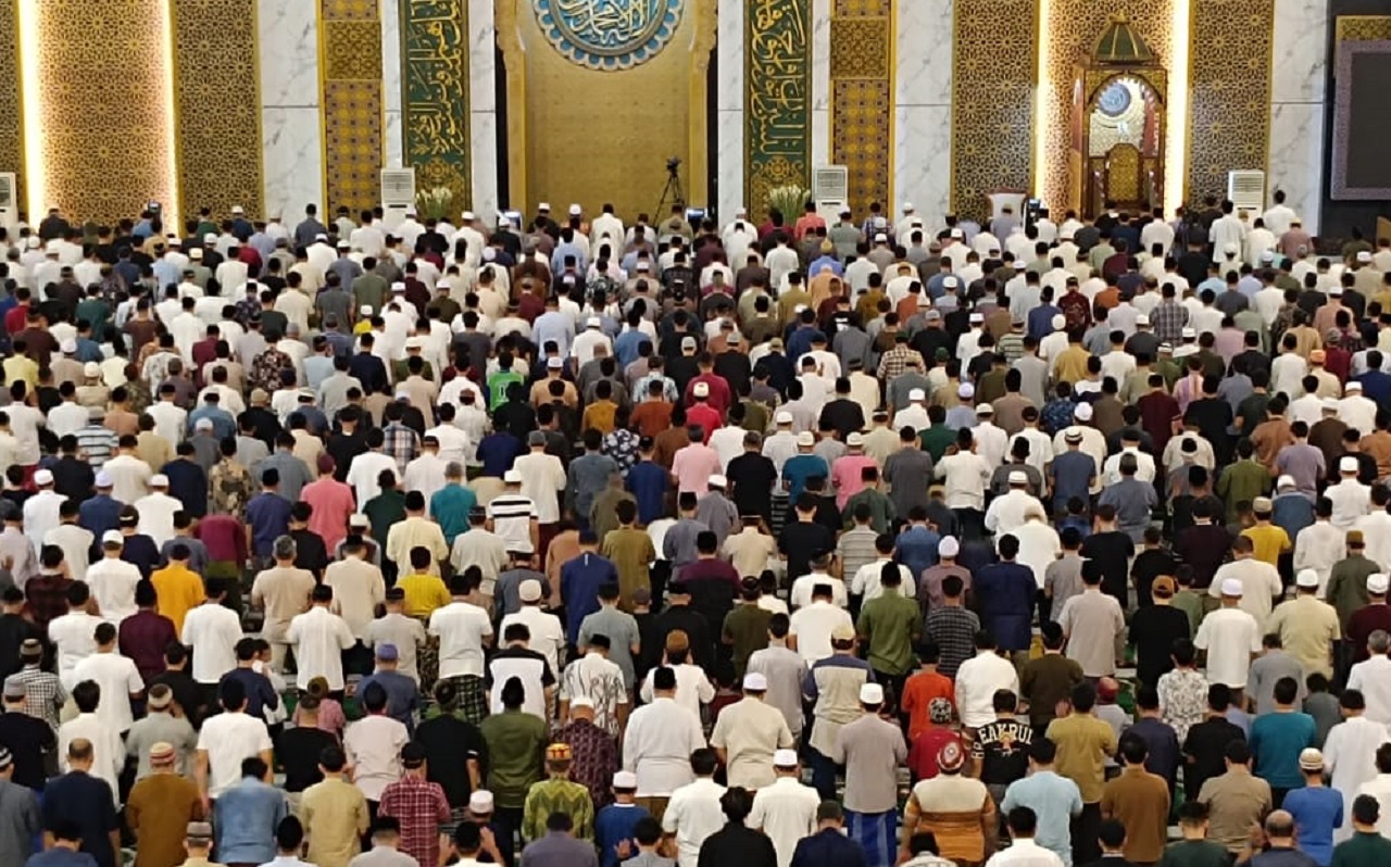 Tarawih Hari Pertama, Ribuan Jamaah Banjiri Masjid Nasional Al-Akbar Surabaya