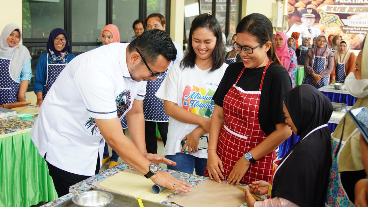 Tinjau Pelatihan Kue Kering, Mas Pj Ali Kuncoro Ajak Emak-Emak Kreatif Tangkap Peluang Lebaran