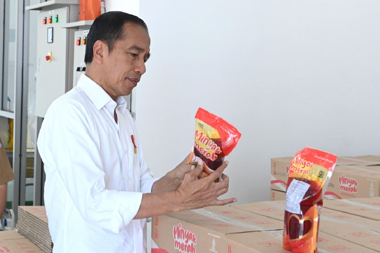Jokowi Promosikan Tren Minyak Makan Merah, Dibanderol Rp 15.000 per Liter