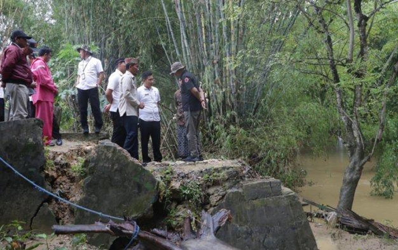 Jembatan Kodik Ambruk Dihantam Banjir, Akses Jalan Jadi Harus Memutar 1 Jam