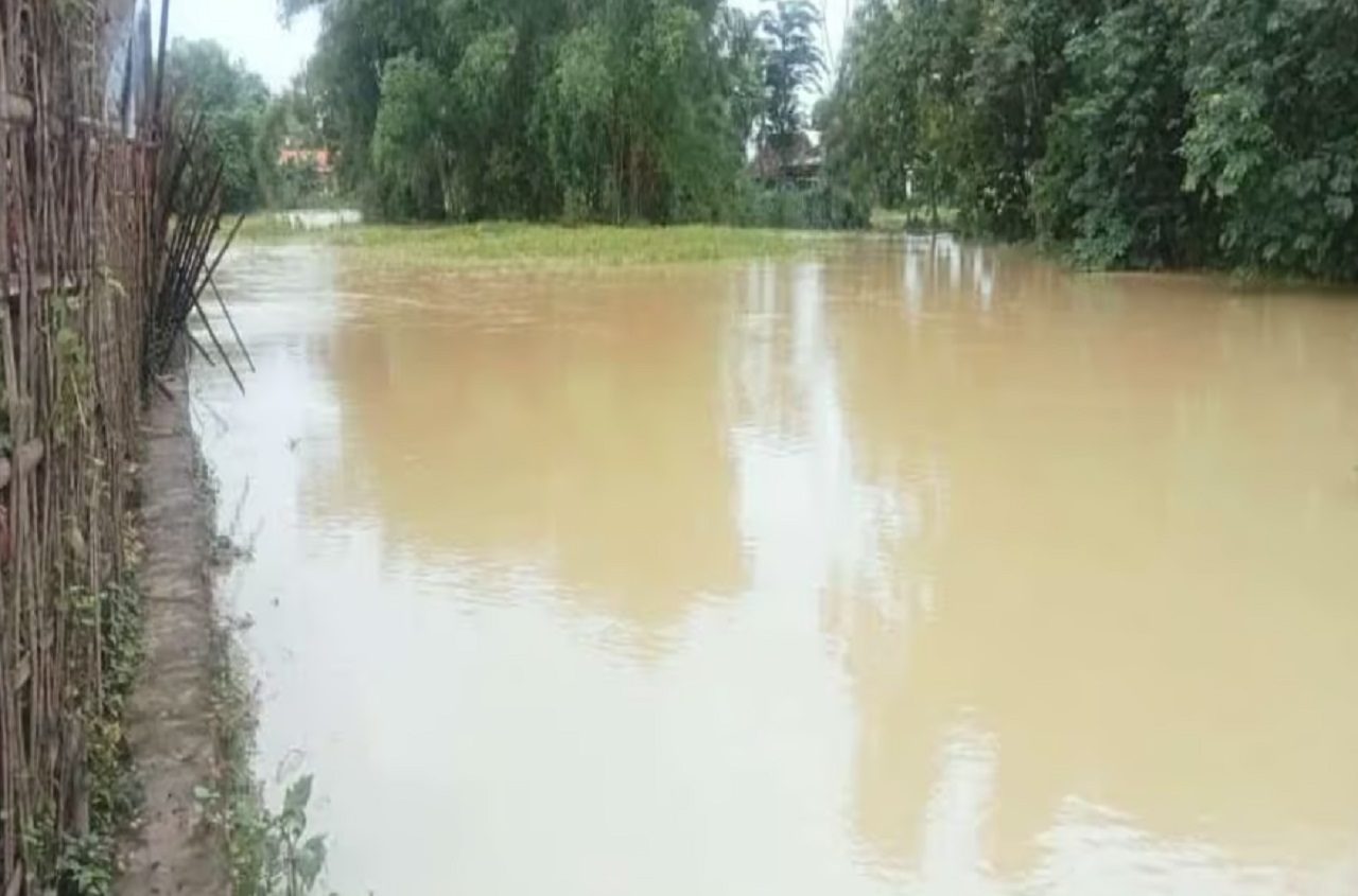 Banjir Sampang: Akses Jalan Macet, Petani Ketar-ketir Terancam Gagal Panen