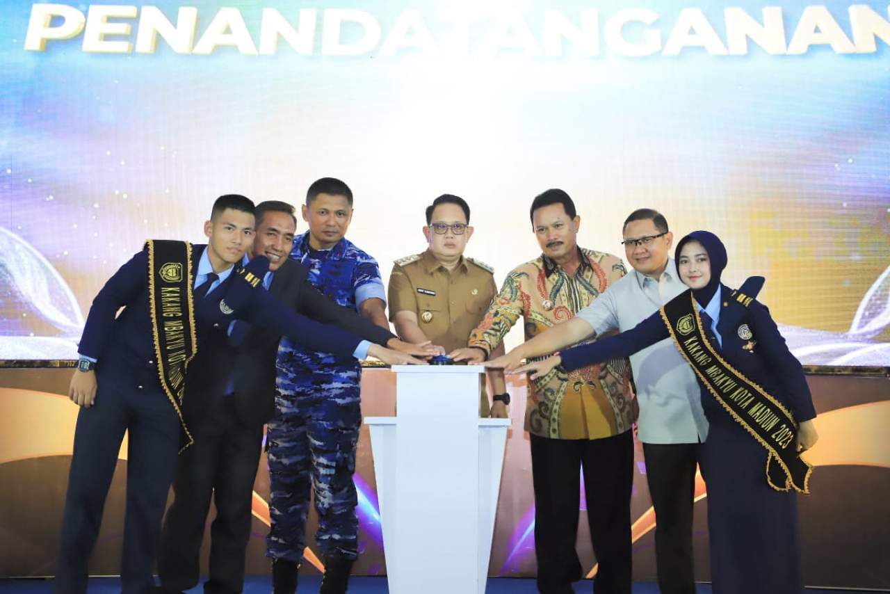 Pj Gubernur Adhy Resmikan Dua Asrama SMAN 3 Taruna Angkasa Jawa Timur
