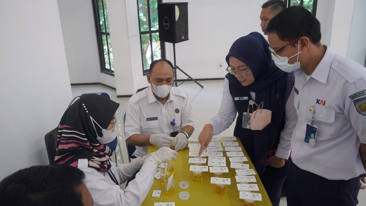 Kolaborasi dengan BNN, Petugas KAI Daop 8 Surabaya Jalani Tes Narkoba