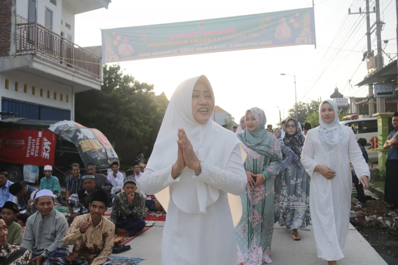 Usai Sholat Ied, Bupati Ikfina Serahkan Hibah Renovasi Masjid Rahmat Jatirejo
