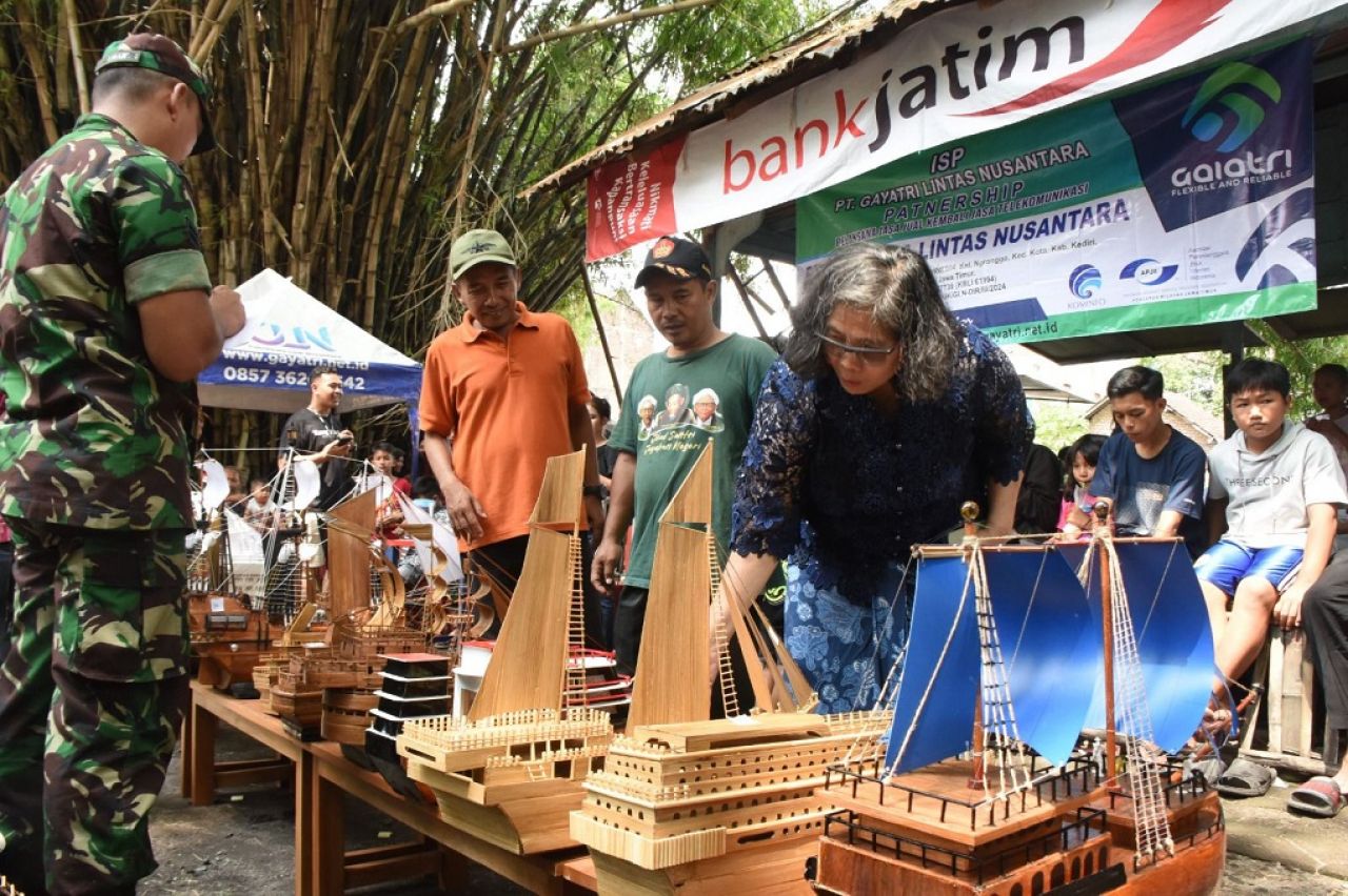 Pj Wali Kota Kediri Saksikan Lomba Balap Perahu dan Kontes Perahu Terbaik Karya Warga Pakunden
