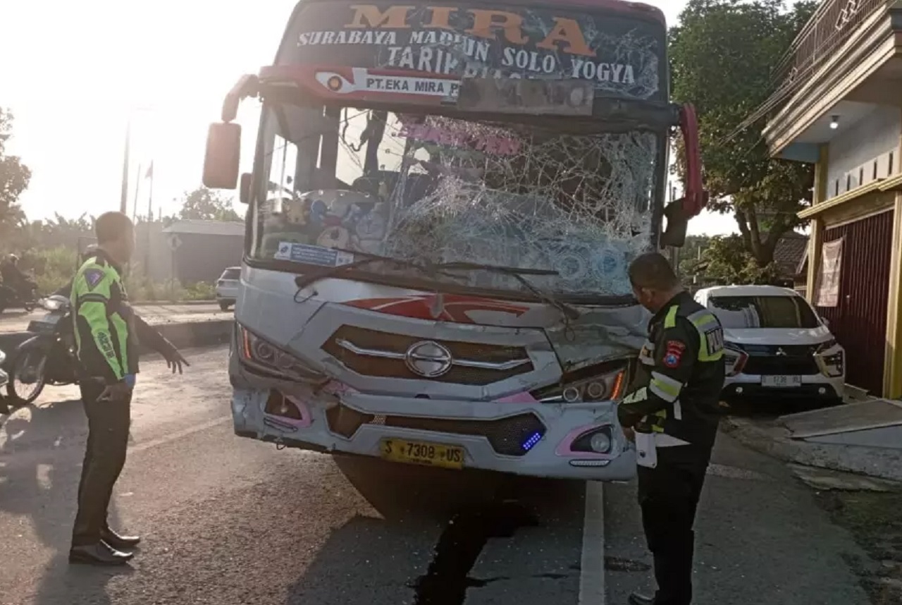 Diduga Rem Blong, Bus Mira Tabrak Truk Muatan Ayam dan Pikap di Jombang, 2 Orang Tewas