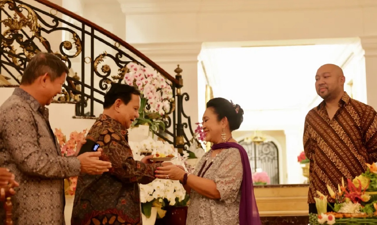 Momen Prabowo Subianto Hadiri Ultah Titiek Soeharto ke-65, Makin Mesra Sempat Cium Pipi