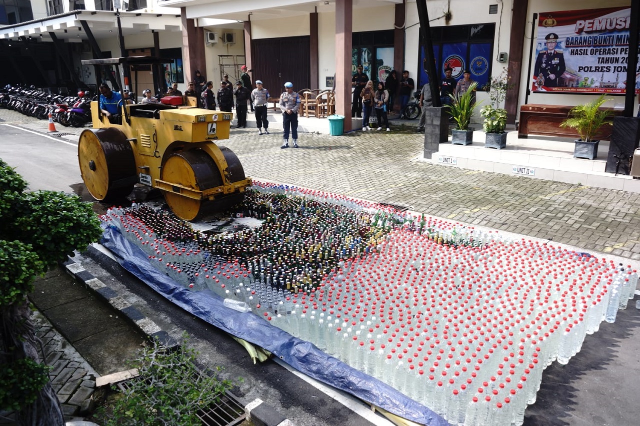 Polres Jombang Musnahkan Ribuan Botol Miras Hasil Operasi Pekat
