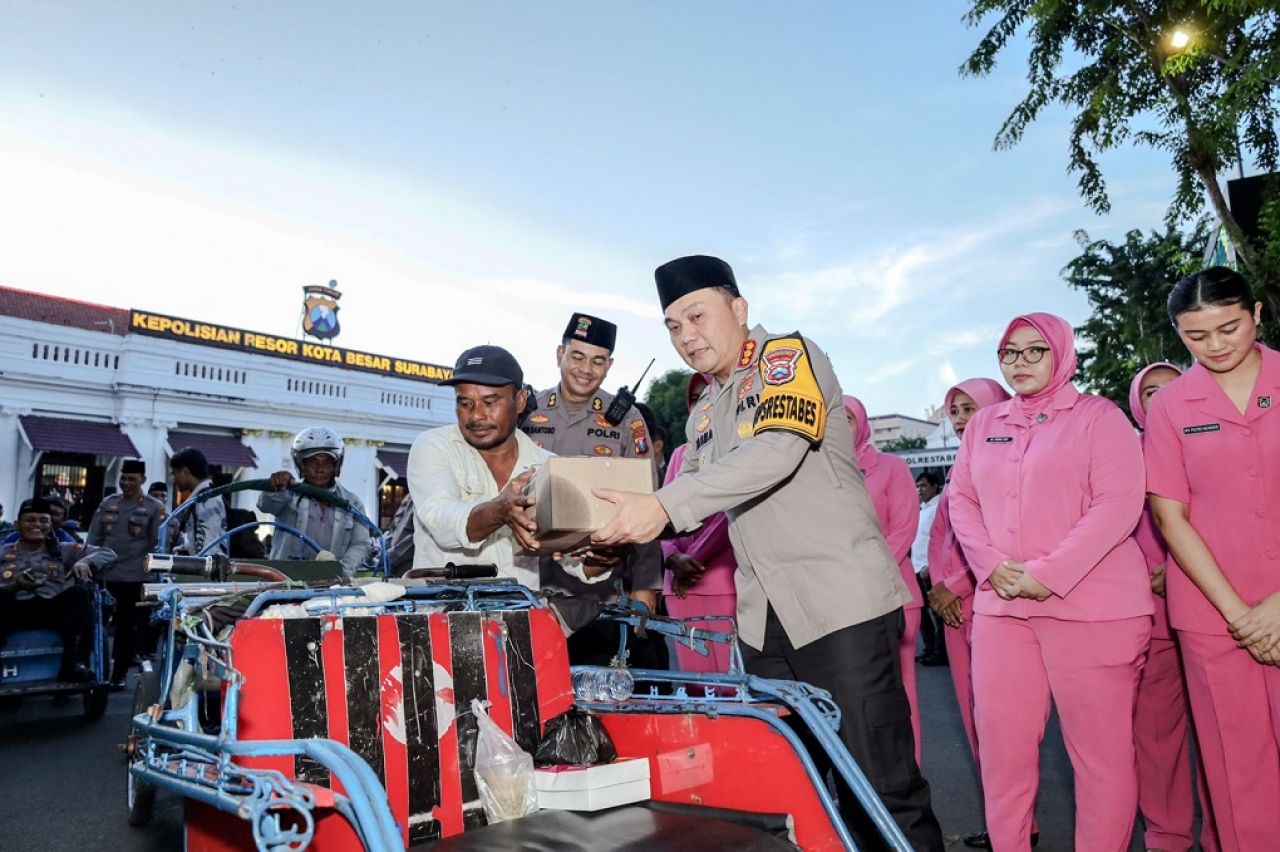 Kapolrestabes Ajak Ratusan Tukang Becak Buka Bersama di Mapolrestabes Surabaya