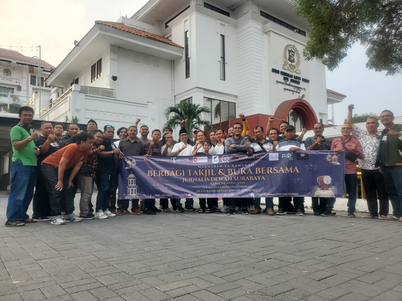 Berbagi Berkah di Bulan Suci Ramadhan, Jurnalis Dewan Kota Surabaya Bagikan Takjil Gratis