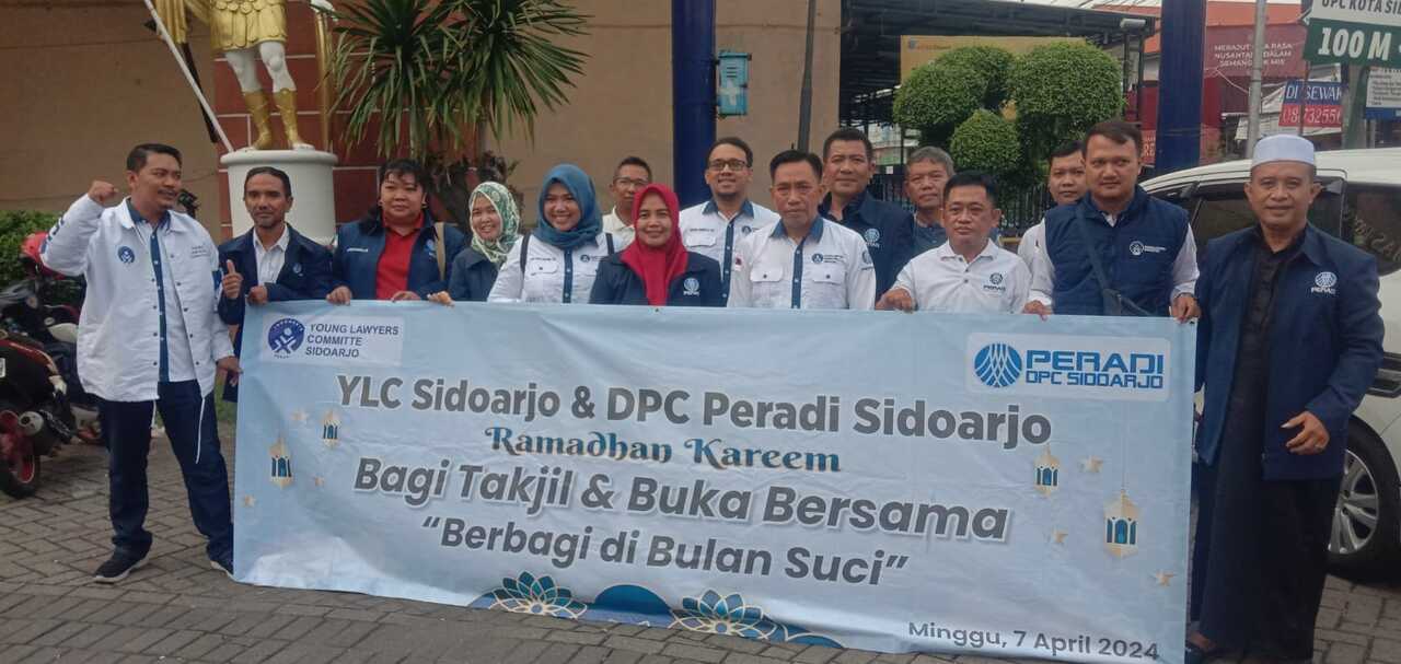 DPC Peradi Sidoarjo Bagikan 300 Takjil dan Santunan untuk Anak Yatim
