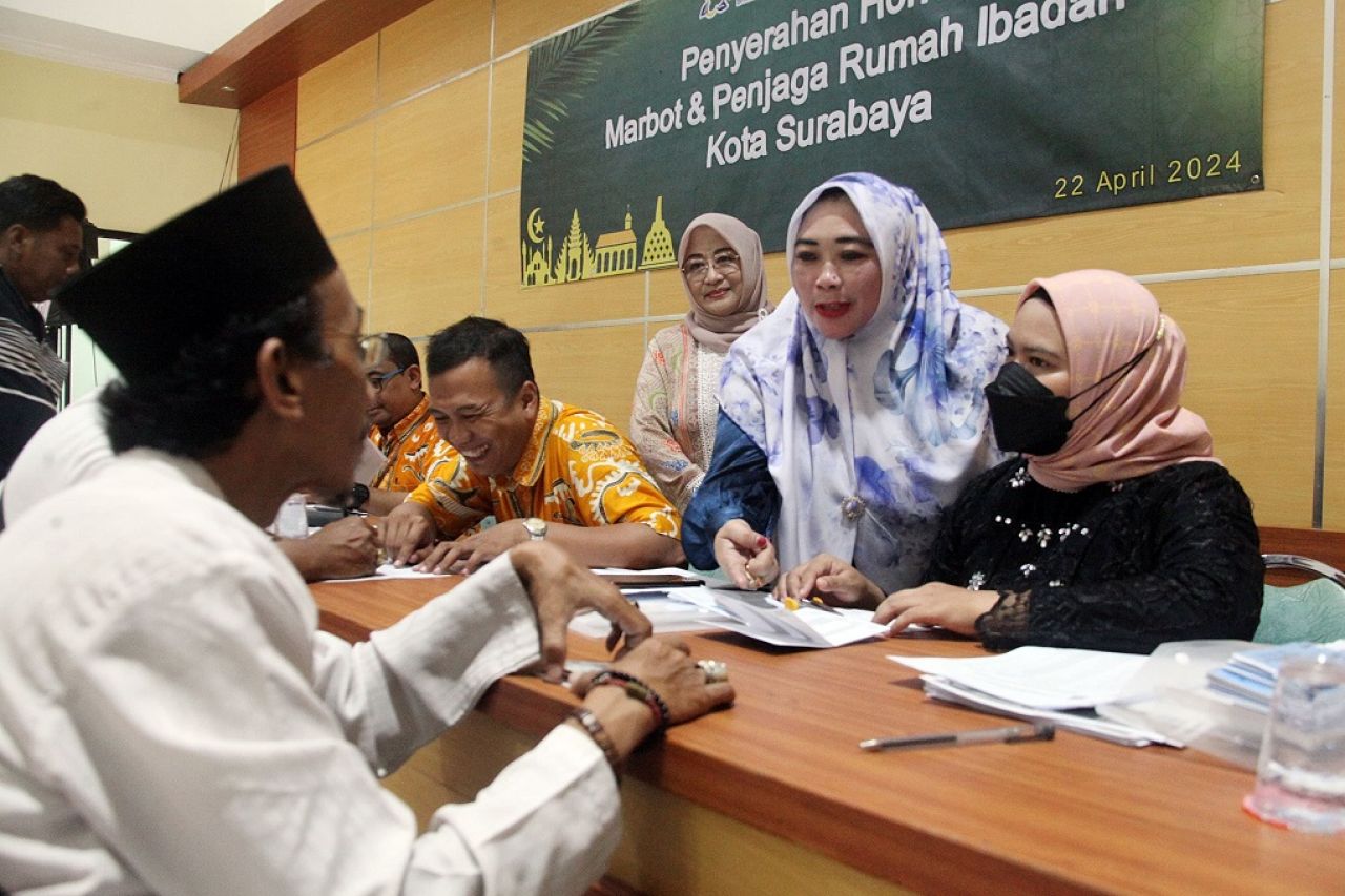 Wakil Ketua DPRD Surabaya Laila Mufidah Tinjau Pencairan Marbot Musala dan Penjaga Rumah Ibadah