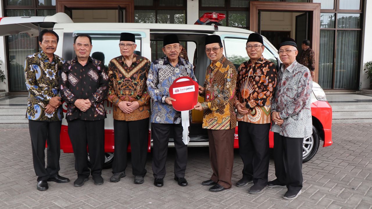 Optimalkan Pelayanan Kesehatan, Bank Jatim Berikan Ambulans ke PMI Jawa Timur