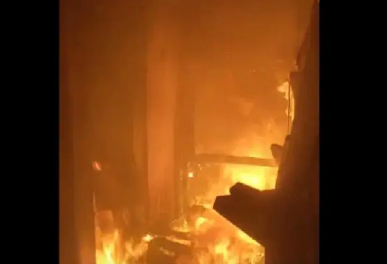 Lantai 1 dan 2 Kos-kosan di Jalan Ngagel Wasana Surabaya Terbakar