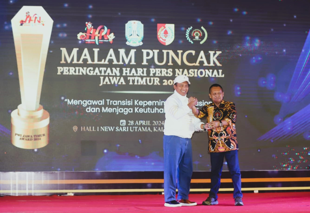 Cak Hasan Terima Penghargaan sebagai Change Leader dari PWI Jatim