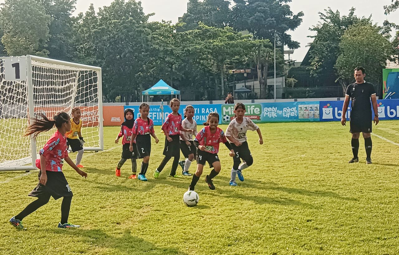 Tim Sepak Bola Putri SDN Ketabang I Sukses Juarai Turnamen MilkLife Soccer Challenge di Surabaya