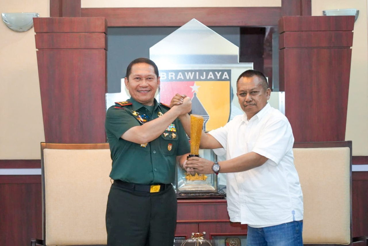 Peristiwa Mayjen TNI Rafael Terima Penghargaan Prapanca Award dari PWI Jatim