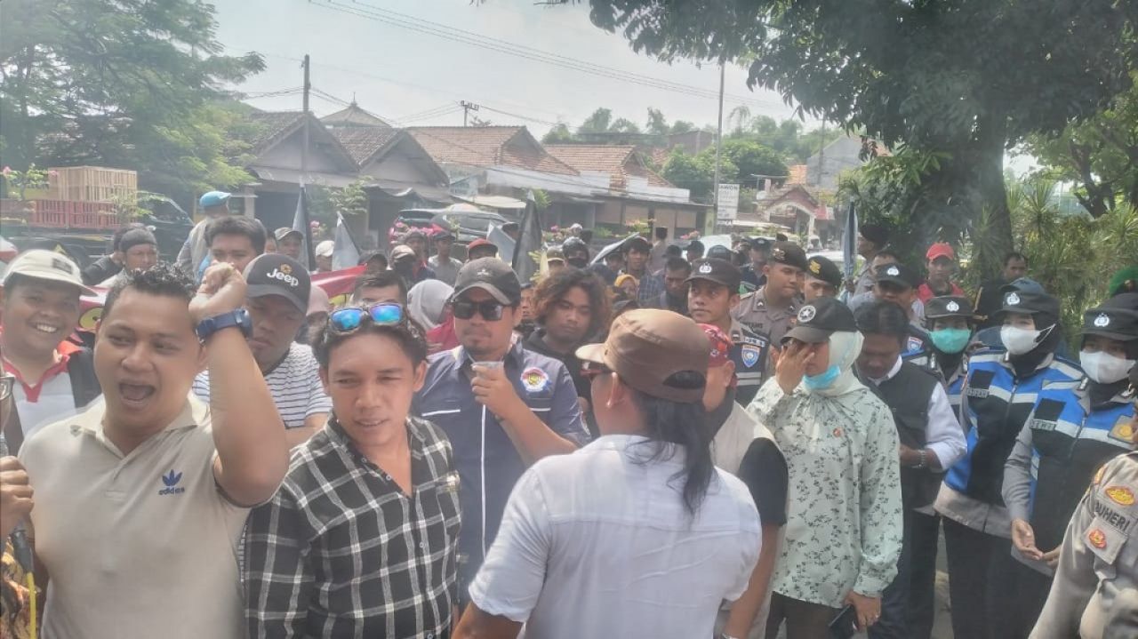 Forpas Bersatu Orasi di Depan Pintu Gerbang Kejari Kabupaten Pasuruan