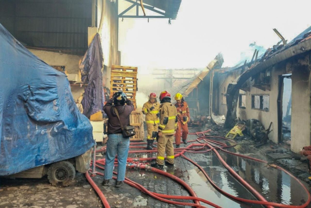 Diduga Korsleting Listrik, Gudang Percetakan di Surabaya Terbakar