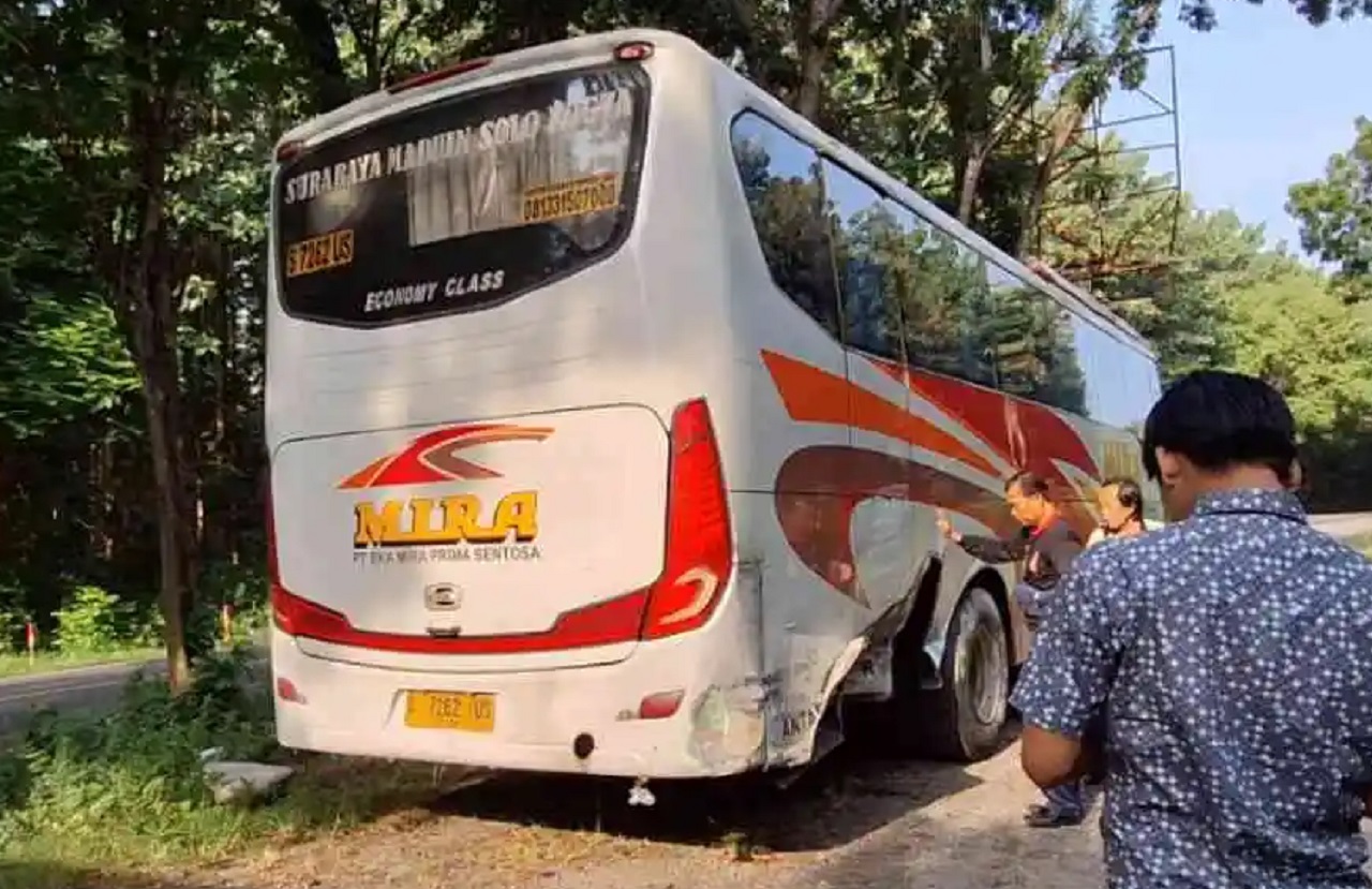 Bus Mira Makin Bar-bar, Seruduk Kenek Truk Asal Pasuruan hingga Tewas
