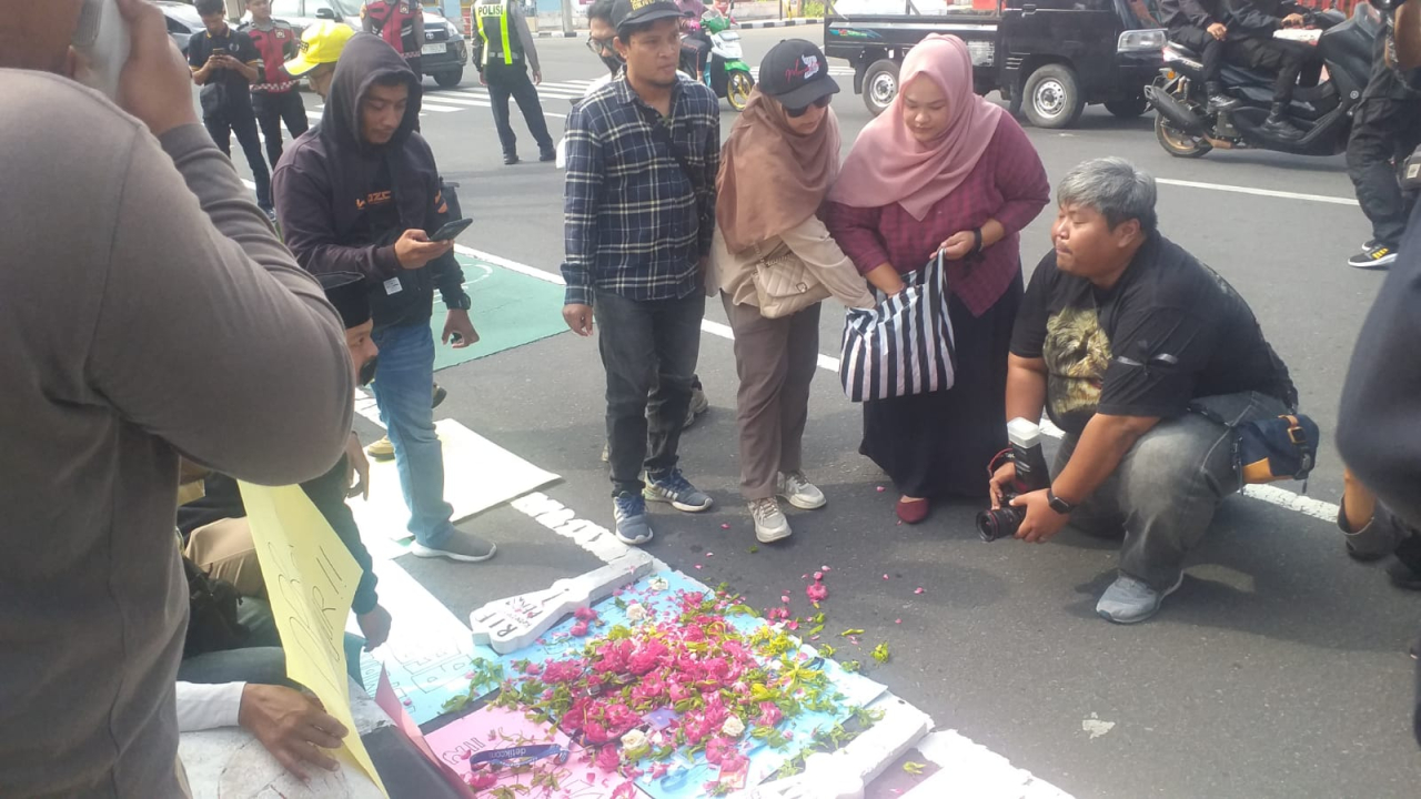 Peristiwa Puluhan Wartawan Tolak RUU Penyiaran dengan aksi Tabur Bunga di Depan Kantor DPRD Kota Blitar