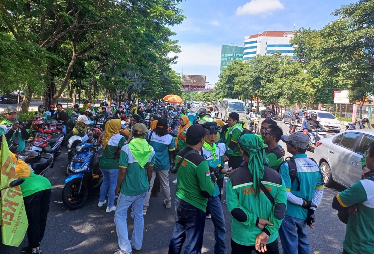 Ratusan Buruh Sudah Padati Frontage Ahmad Yani, Siap Menuju Kantor Gubernur Jatim