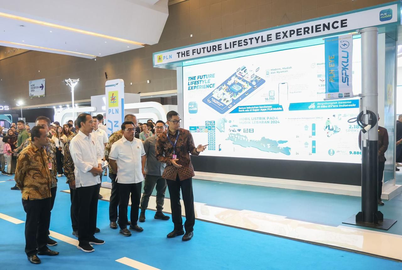 Dikunjungi Presiden Jokowi, Dirut PLN Paparkan Kesiapan Ekosistem Kendaraan Listrik di Booth PLN di PEVS 2024