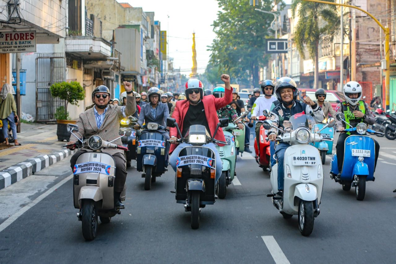 Peristiwa May Day Is Fun Day, Pj Wali Kota Bersama Ratusan Scooterist Riding Keliling Kota Mojokerto