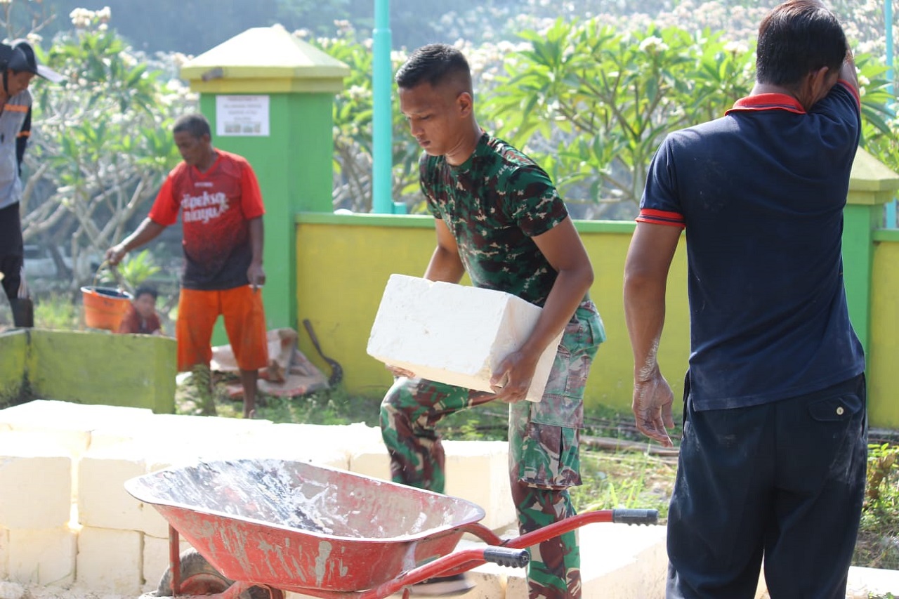 Satgas TMMD ke-120 Gotong Royong Perbaiki Jalan Makam Desa Penambangan